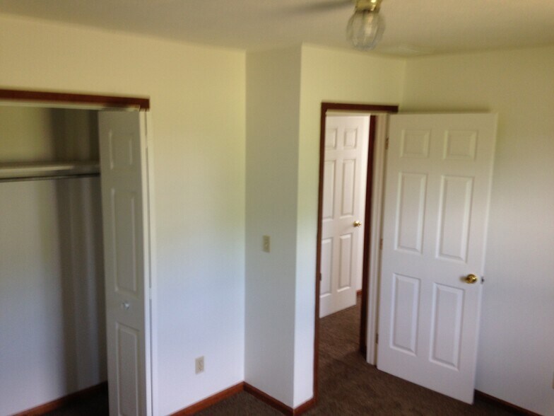 Building Photo - 1884 Shawnee Dr