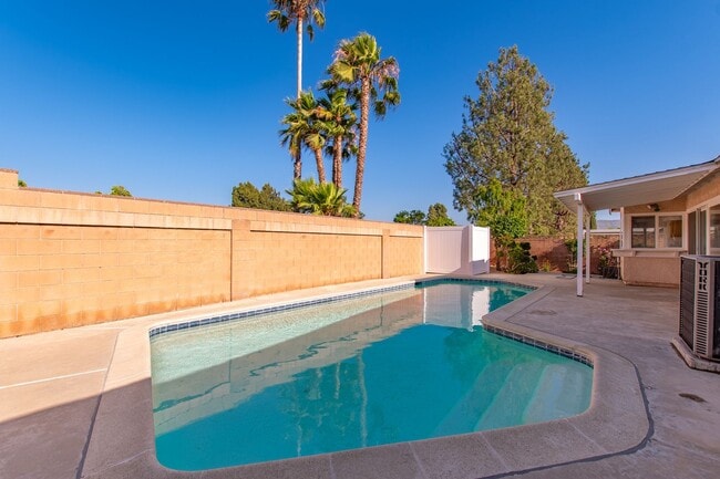 Building Photo - Stunning 4-Bedroom Simi Valley Home with P...