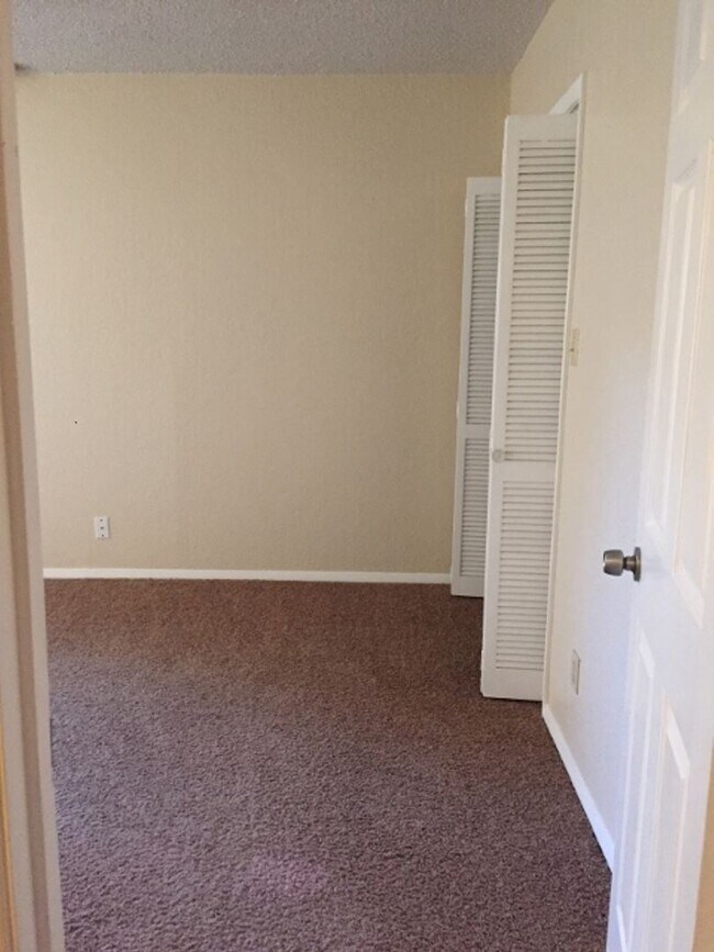 Building Photo - 2 br, 1 bath House - 433 W Second St #1 (884)
