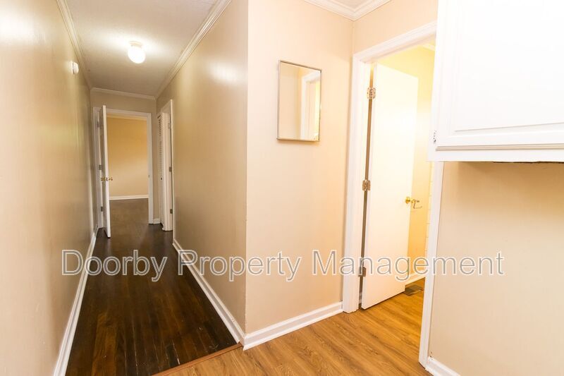 Building Photo - 807 Henderson Ave
