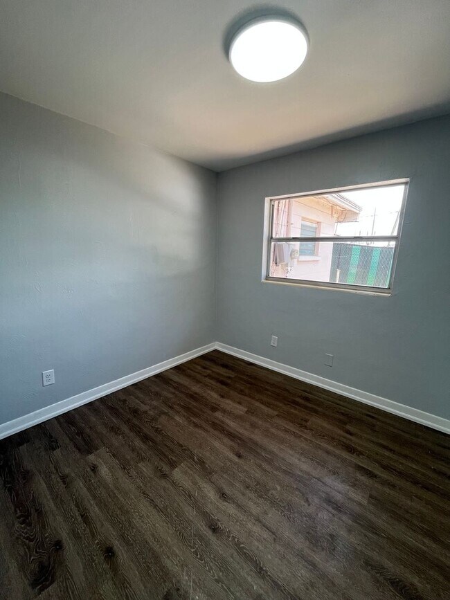 Building Photo - Great Location for This 4BR/1BA Lakeland Home! Large Screened In Porch, Fenced Backyard