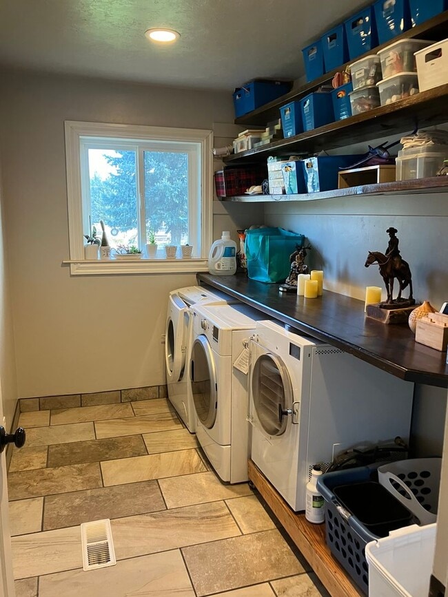 Building Photo - Beautiful 4 Bedroom, 3 Bathroom Home With Basement in Cedar City