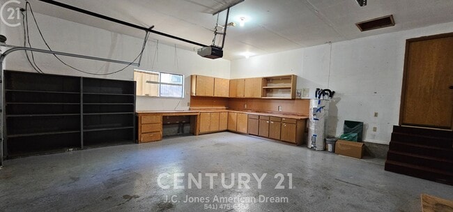 Building Photo - Single Family Home in NE Grants Pass with RV Parking