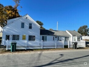 Building Photo - Hyannis 1 bedroom