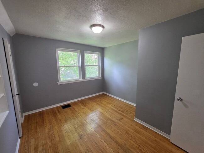 Building Photo - Large Single Family House Available Now 3 to 4 Beds 1.5 Bath over 2000 SQ FT