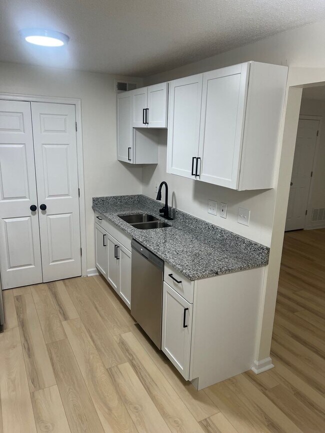 Building Photo - Luxury Two-Bedroom, Stainless Appliances, ...