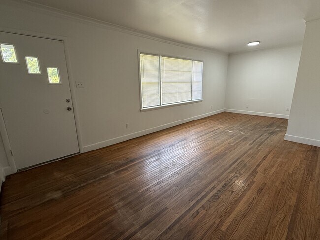 Building Photo - 914 Stratford Rd