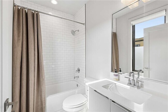 Building Photo - 102 Cityview Ct NE