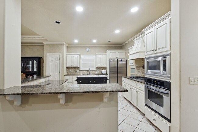 Building Photo - 4 Bedroom + Bonus Room & Office with Gorge...