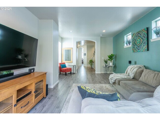 Building Photo - Beautiful 3 bedroom Home with Large Living...