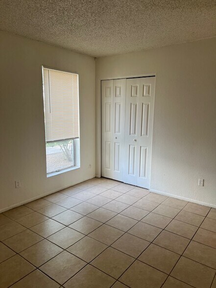 Building Photo - 2679 W Ocotillo Rd
