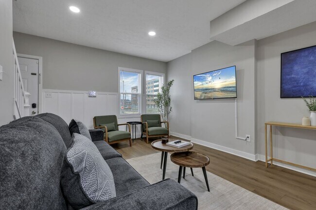 Building Photo - Modern 2BR Townhouse Walk to Downtown All Utilities Included