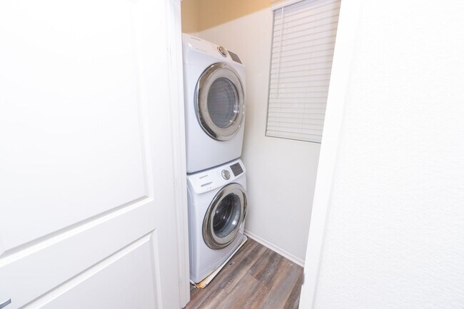 Building Photo - Amazing 3 Bedroom Condo available now! Totally loaded unit, schedule a tour today!