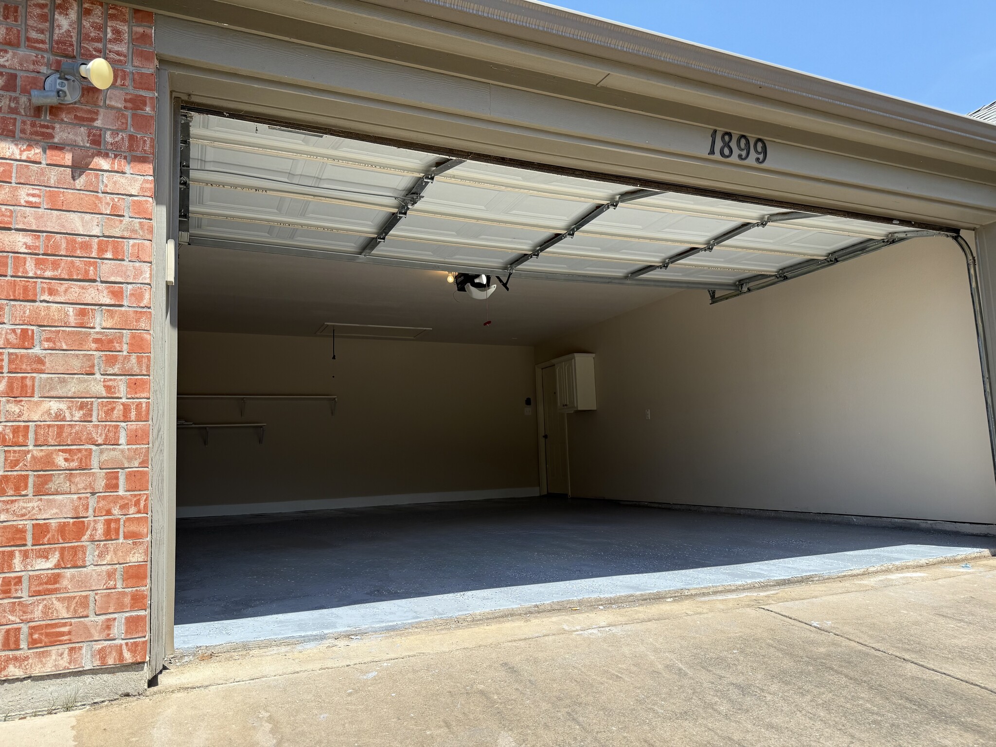 Building Photo - 1899 Kings View Dr