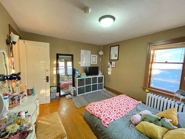 Building Photo - AVAILABLE JUNE - Spacious 6 Bed 1.5 Bath Home near Campus