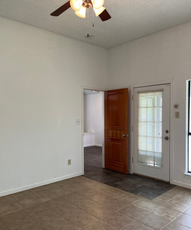 Building Photo - 106 Hollywood Dr