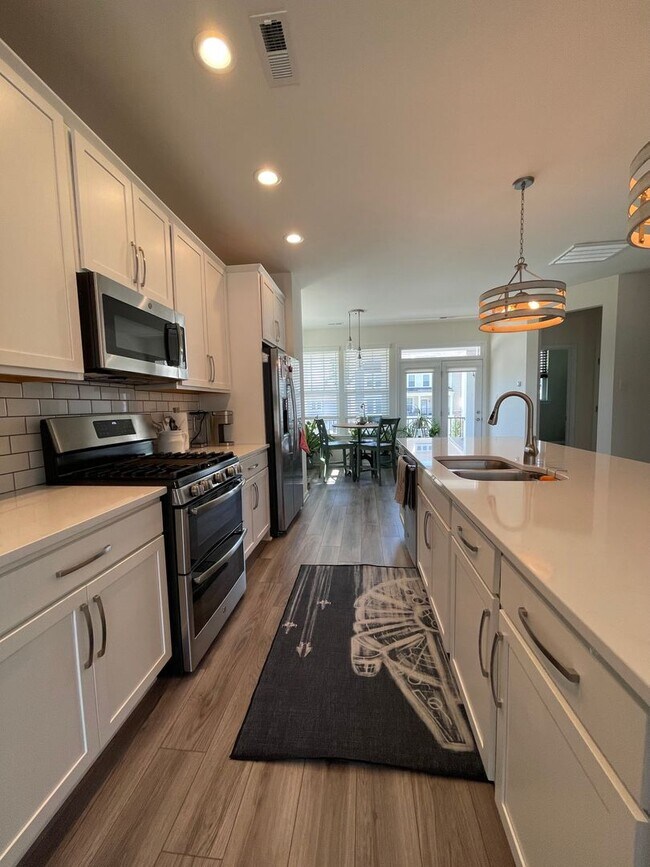 Building Photo - Huntington Pointe