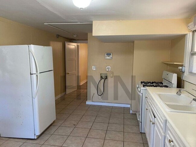 Building Photo - Spacious 2 Bedroom Terrace Level Apartment