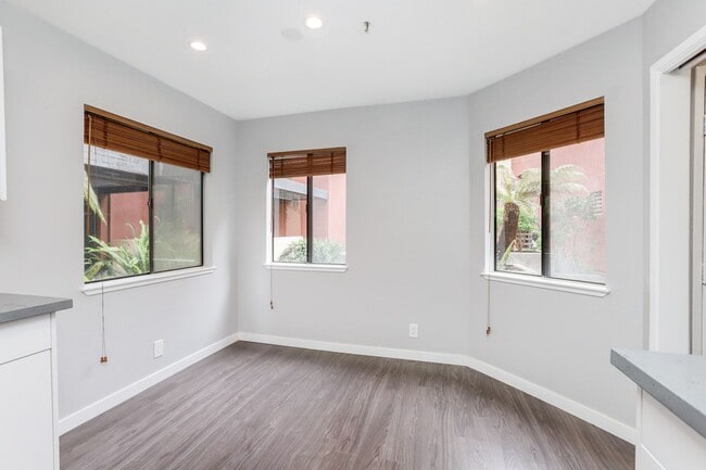 Building Photo - 2 Bed / 2.5 Bath pet friendly condo near downtown San Carlos with two parking spaces. YouTube tour!