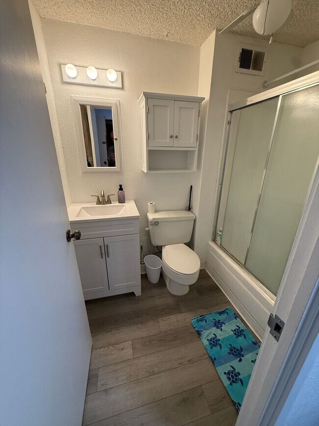 Building Photo - Beautiful High-Rise 1 Bedroom in Waikiki with Covered Parking