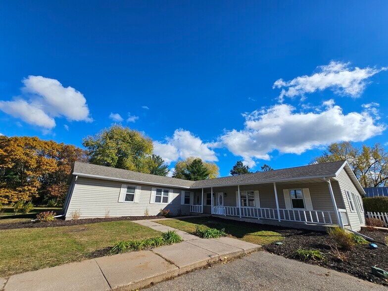 Primary Photo - 533 Lakeshore Ct