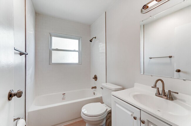 Building Photo - Three Bedroom with Driveway in Dayton!