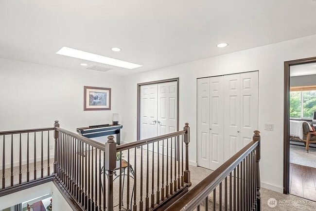 Building Photo - Beautiful Craftsman Marysville!