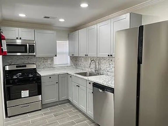 Building Photo - NEWLY REBUILT ONE LEVEL LIVING SPACE