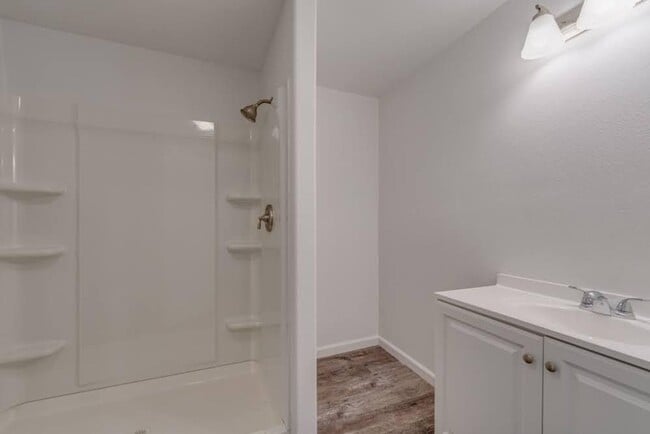 Building Photo - 4 bedroom 2 bath Home