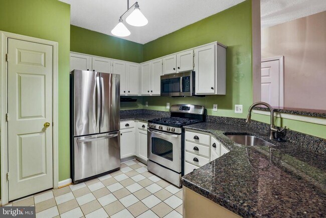 Building Photo - 1708 Lake Shore Crest Dr