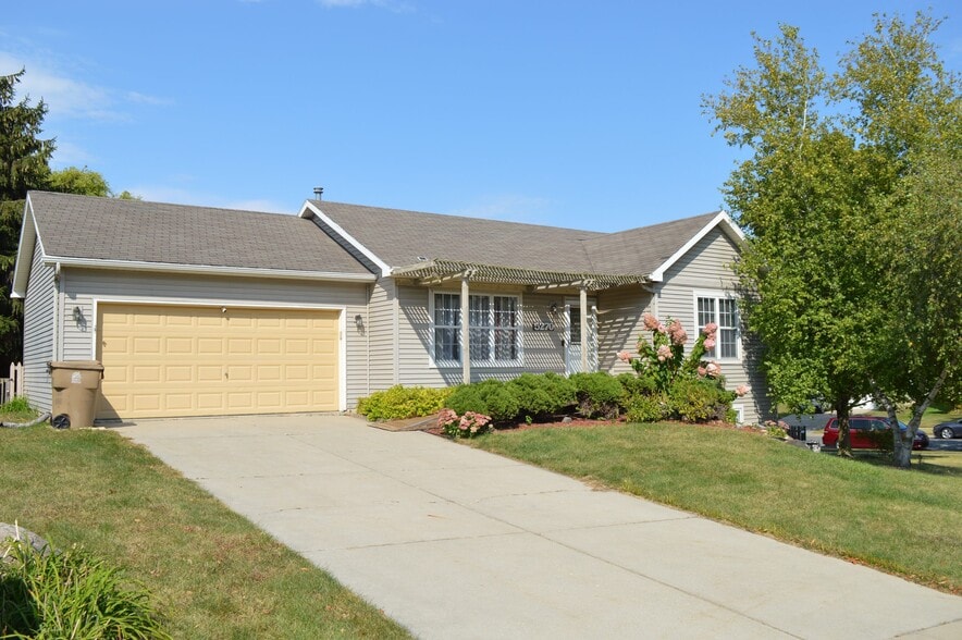 Building Photo - 5270 Summer Ridge Dr