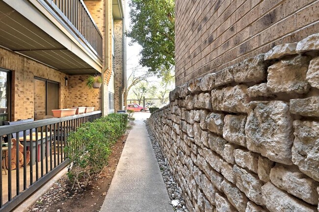 Building Photo - 8888 Tallwood Dr