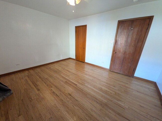 Building Photo - Spacious 1-bedroom apartment in a excellen...