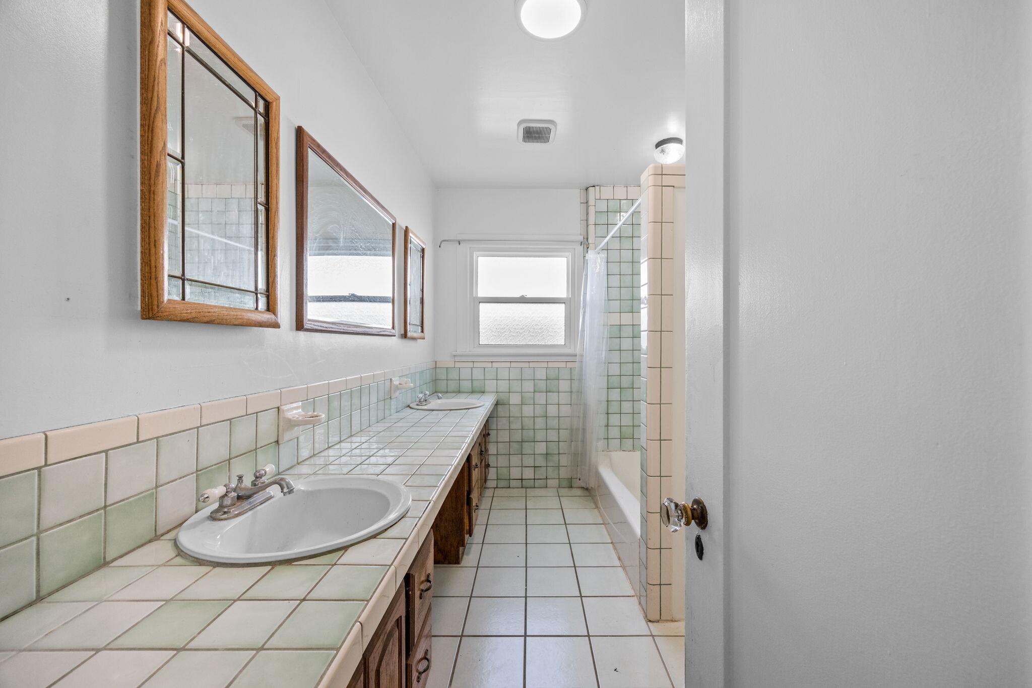 Building Photo - 301 N Janss St