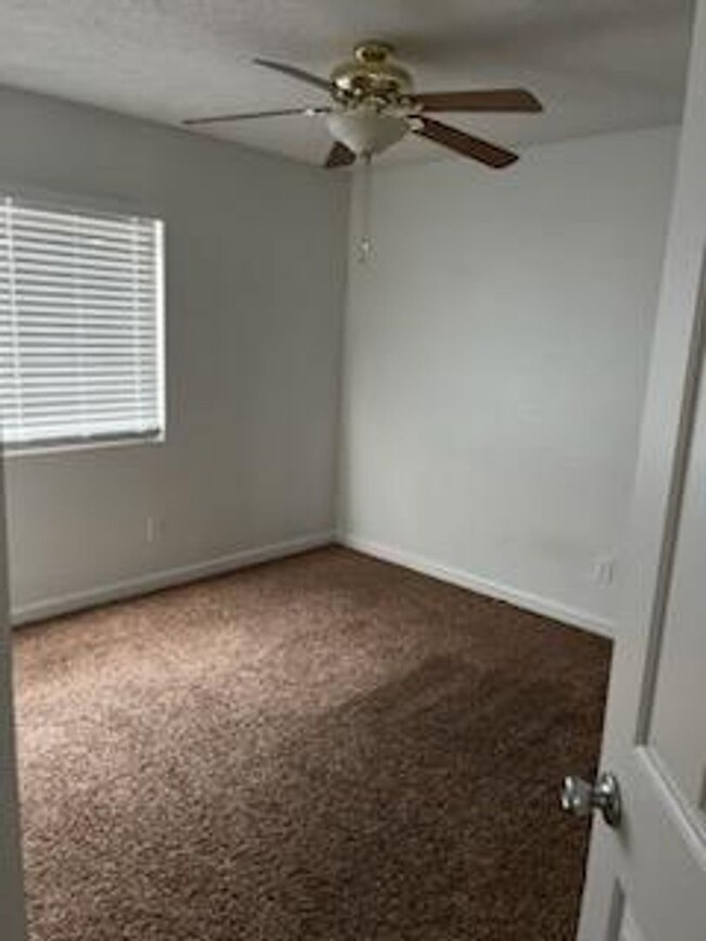 Building Photo - 3BR 2 BA Great area of Moreno Valley only ...