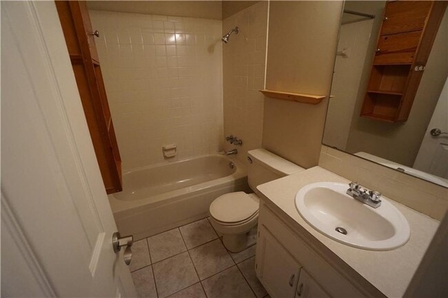 Building Photo - 4 Bedroom House, Gas Heat and Hot Water, N...