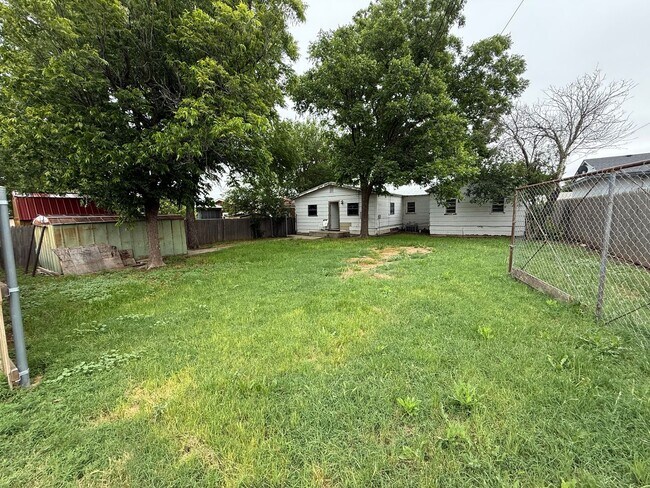 Building Photo - 821 N Dwight St