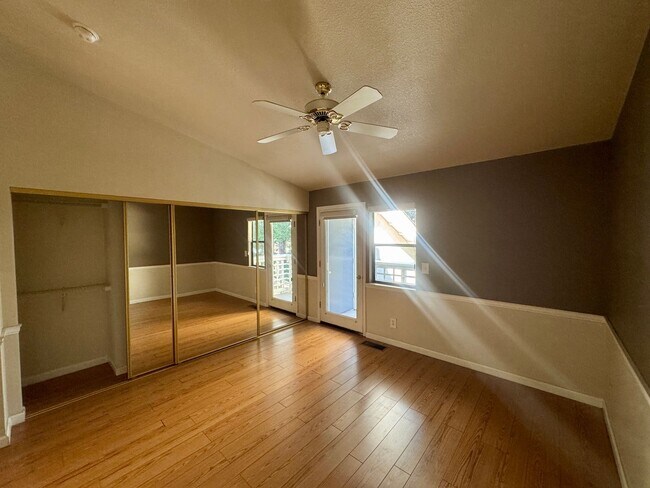 Building Photo - 2600 Oak Rd
