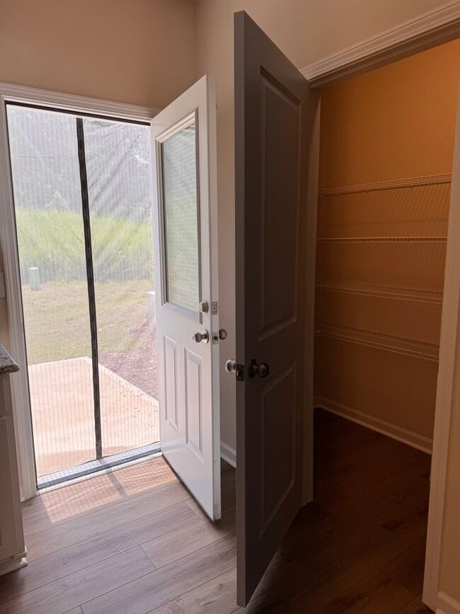 Building Photo - 3BR 2.5BA Townhome