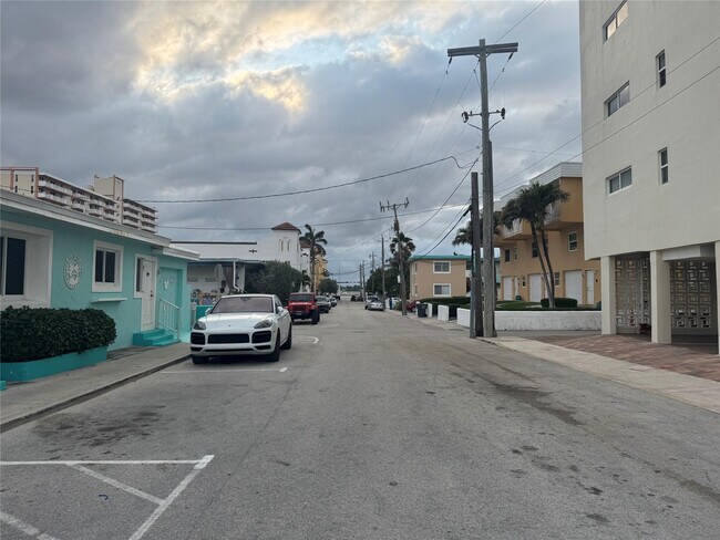 Building Photo - 323 Monroe St