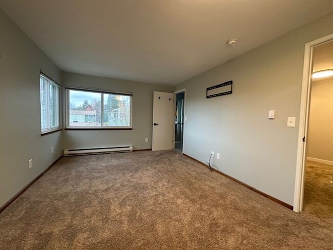 Building Photo - BEAUTIFULLY RENOVATED TOP FLOOR TOWNHOME C...