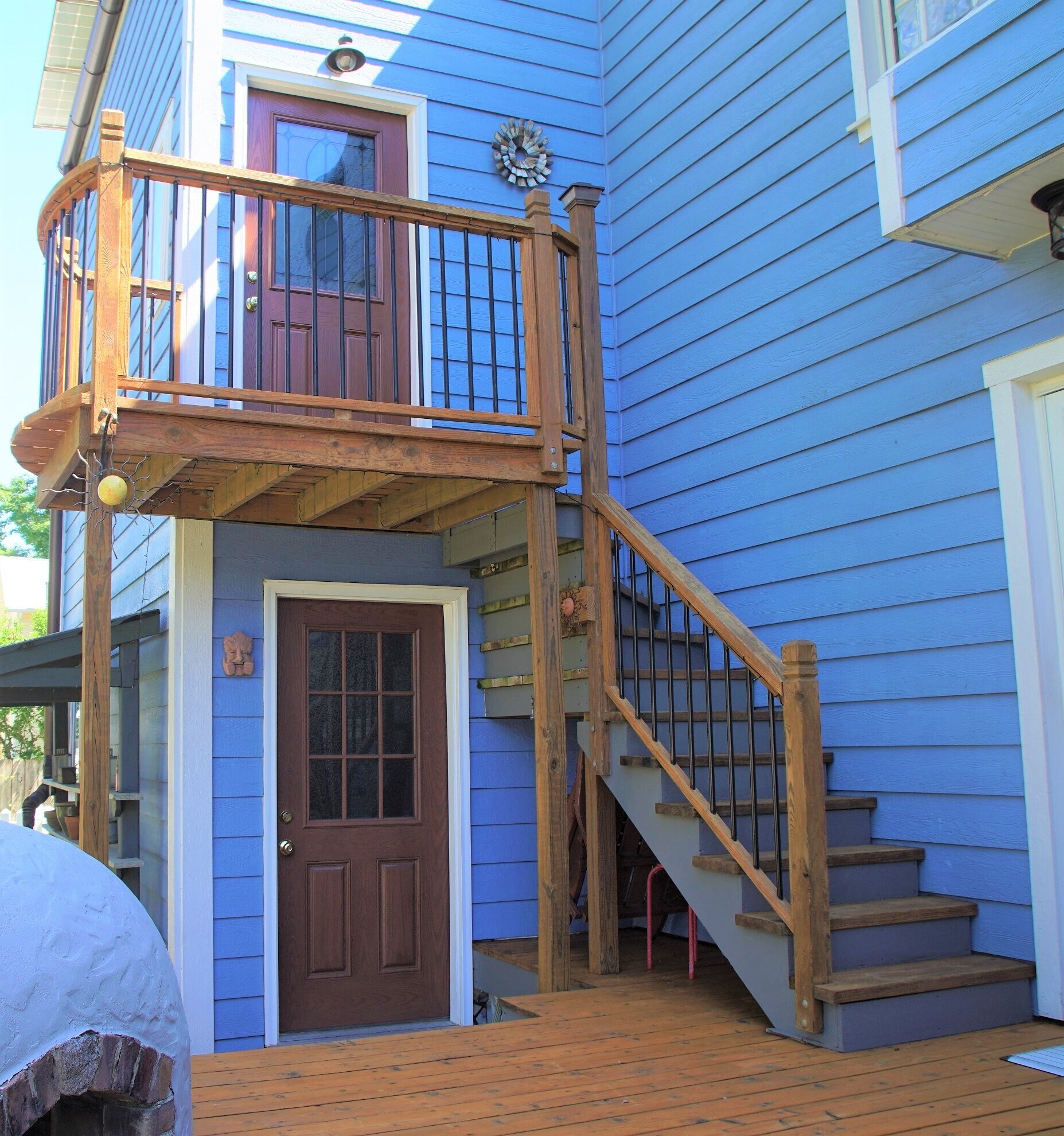 Private outside entrance and balcony above garage - 69 S Shannon Ave