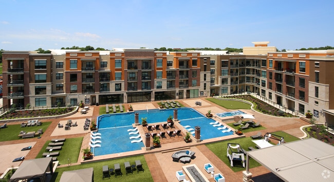 Building Photo - The Royale at CityPlace