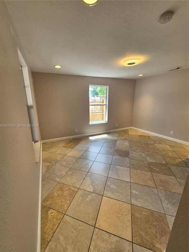 Building Photo - 5653 Coconut Rd