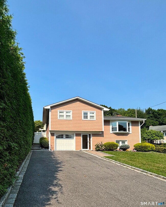 Building Photo - 120 Pilgrim Dr