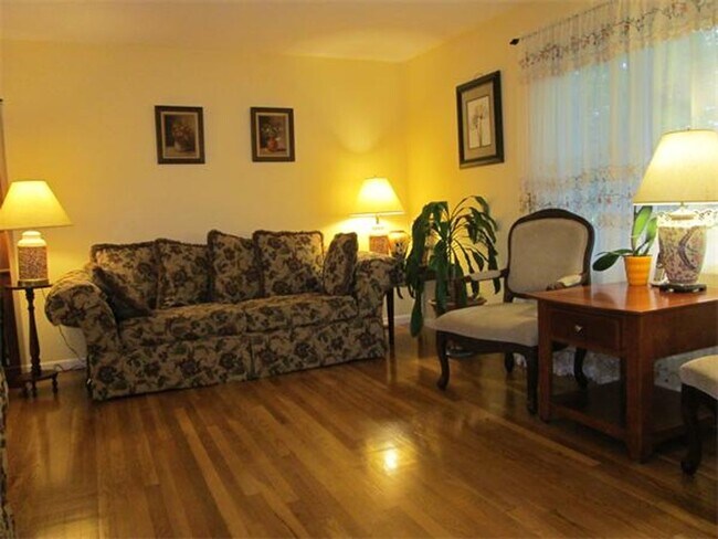 Building Photo - Gorgeous single family home in Needham available for rent NOW!
