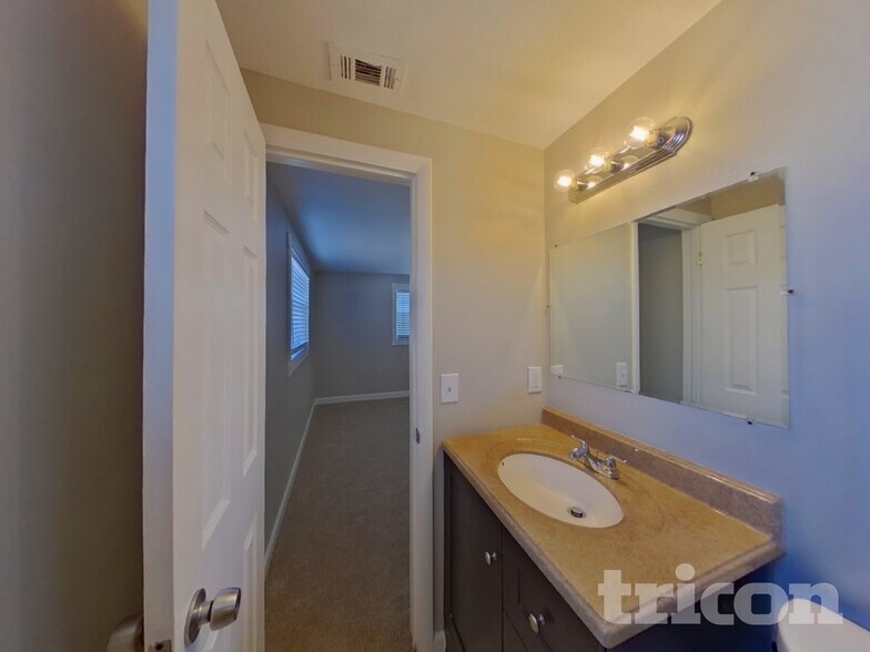 Building Photo - 8589 Lantana Dr