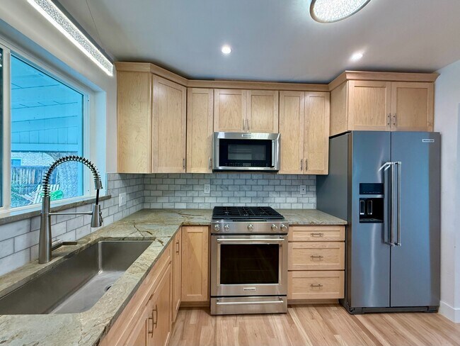 Building Photo - Beautifully remodeled mid-century modern h...