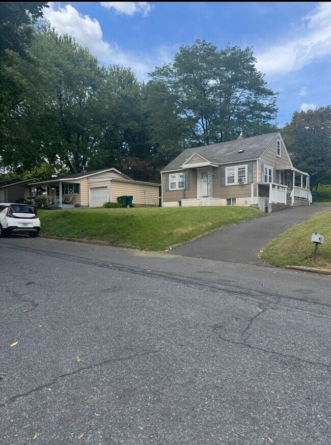 Building Photo - Charming 3 bedroom, fully furnished apartment