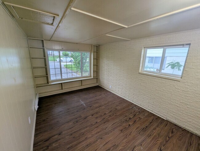 Building Photo - Classic Style, Fresh Updates